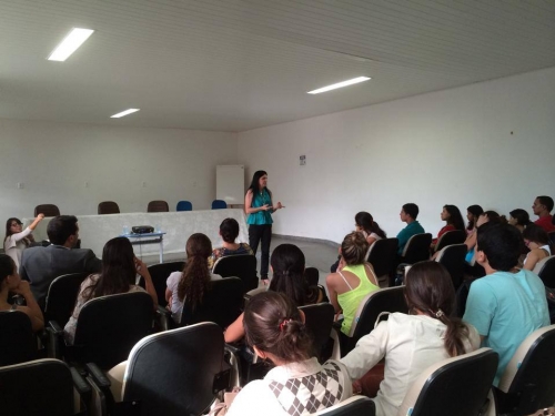 Membros do CRF/SE dão palestra a universitários