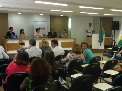 Diretora do CRF/SE prestigia aula inaugural do CASE