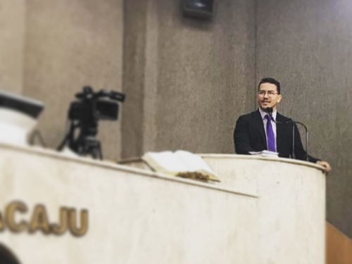 PRESIDENTE DO SINDIFARMA OCUPA TRIBUNA LIVRE PARA COBRAR EQUIDADE DE SALÁRIOS