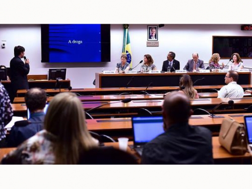 Debatedores destacam epidemia de sífilis no País e desabastecimento de penicilina