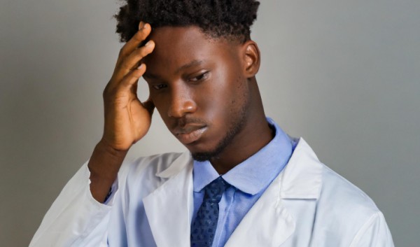 Comissão aprova política para prevenir riscos à saúde mental de farmacêuticos