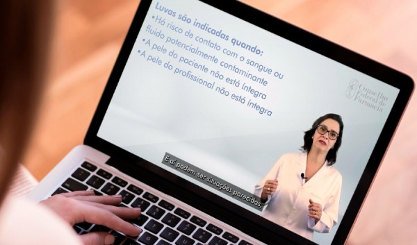 Novo curso de vacinação por farmacêuticos tem primeiros aprovados na parte teórica