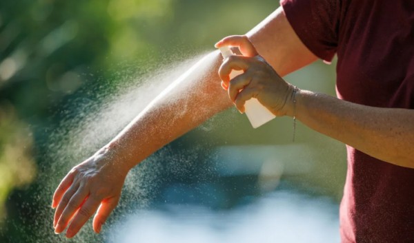 Bens essenciais: repelente e protetor solar podem ficar mais baratos no Brasil