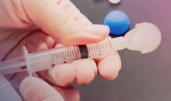 Dispositivo para administrar comprimidos ajuda pacientes com dificuldade de deglutição