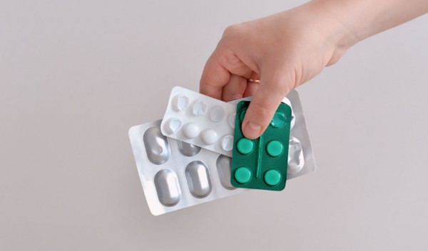 Quais os riscos relacionados ao descarte incorreto de medicamentos?