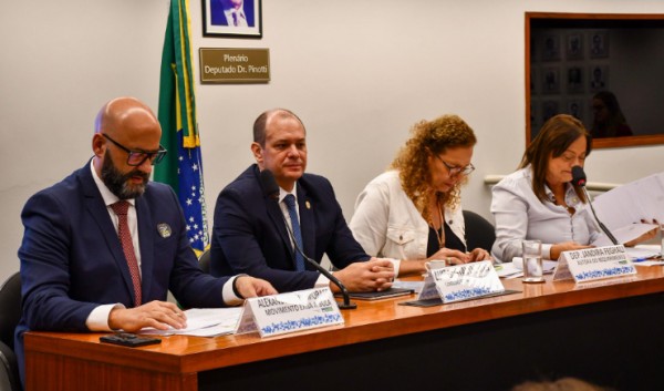 CFF participa de audiência pública sobre o fim da exigência de bulas impressas