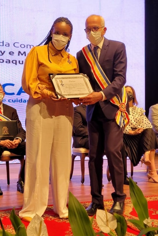 Farmacêutica é condecorada com a Comenda da Ordem do Mérito Serigy