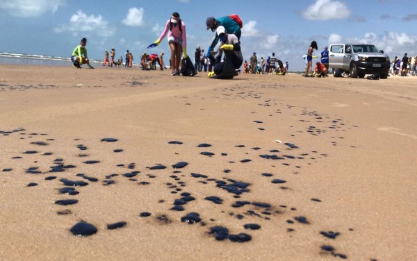 ÓLEO ENCONTRADO NO LITORAL NORDESTINO OFERECE RISCOS À SAÚDE, DIZ SUPERINTENDENTE DO LACEN