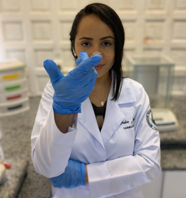 FARMACÊUTICOS DA UFRN DESENVOLVEM LENTE DE CONTATO QUE LIBERA MEDICAMENTO NO OLHO