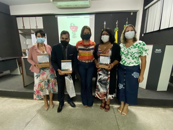 Diretoria do CRF/SE é laureada com reconhecimento e homenagem dos colegas