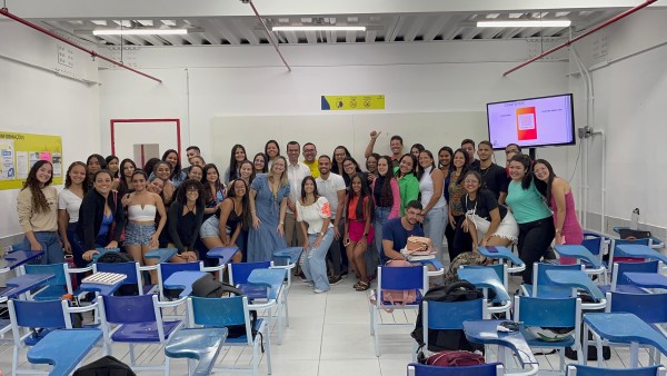Presidente do CRF/SE, Dr Carlos Eduardo, apresenta entidade a estudantes de Farmácia