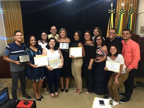 EXPERIÊNCIAS EXITOSAS: CRF/SE ENTREGA PLACA AOS FARMACÊUTICOS SELECIONADOS